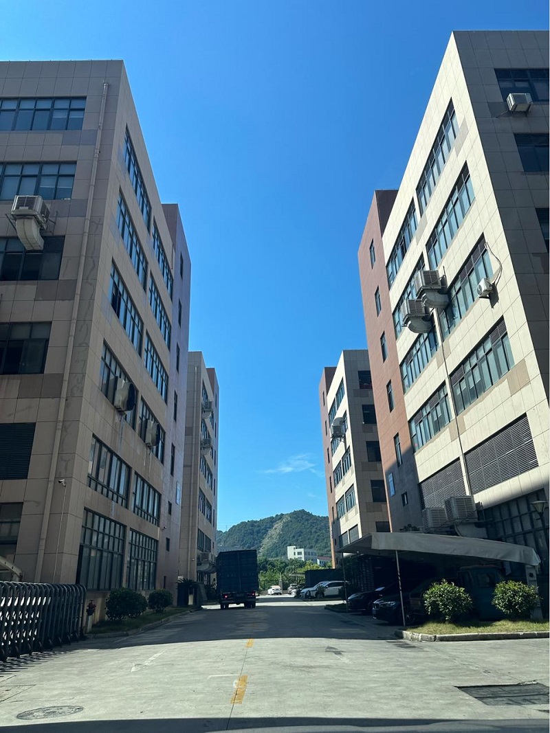 A cég új üzemének építése folyamatosan halad, stratégiai fejlesztések támogatják az egymillió darabos gyártási kapacitásra való terjeszkedést.